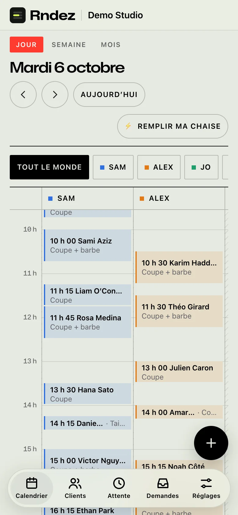 Le tableau de bord en vue Jour sur un téléphone : une colonne par personne et la barre d’onglets en bas.