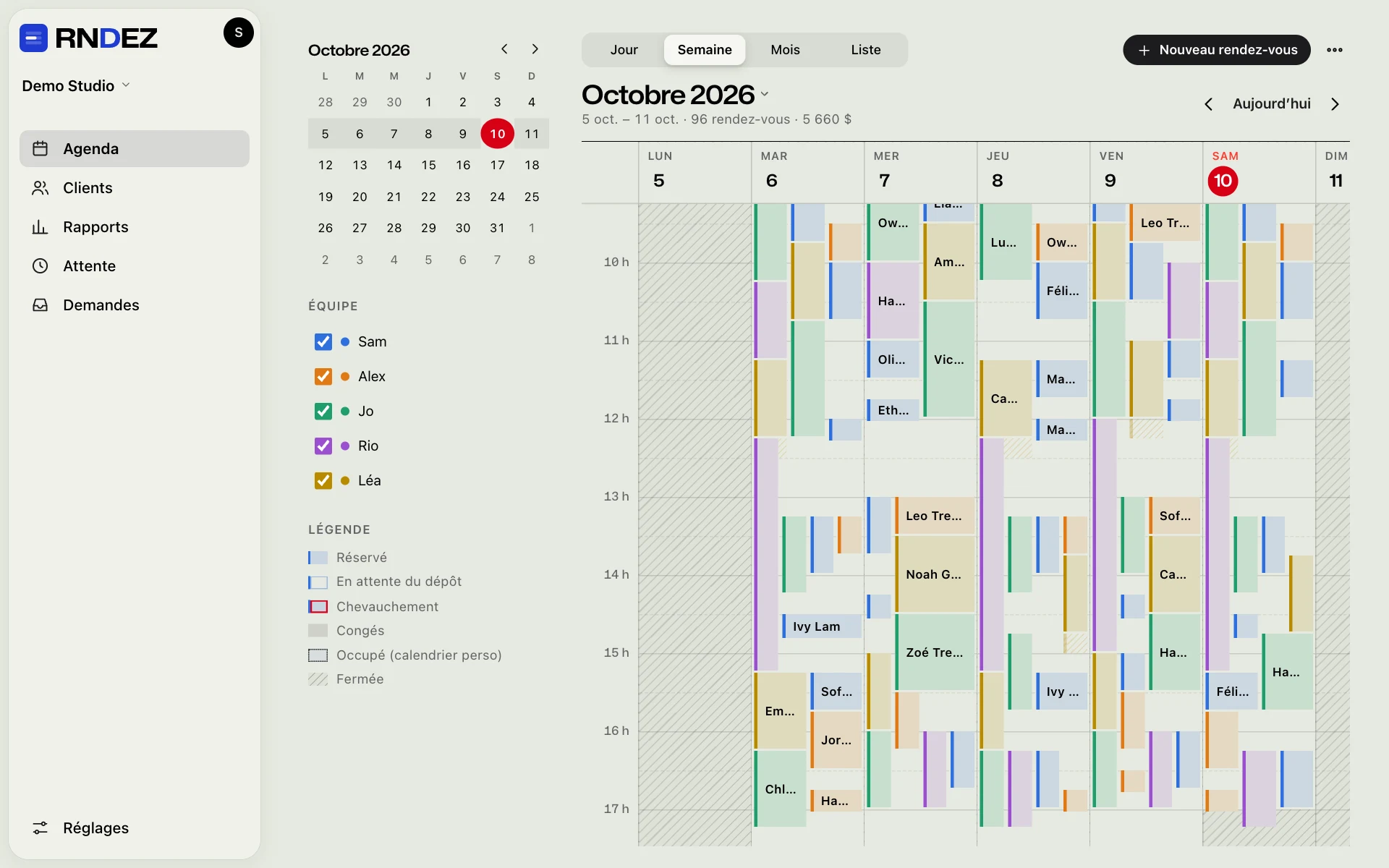 Le tableau de bord en vue Semaine sur un ordinateur, rempli de rendez-vous, une couleur par membre de l’équipe.