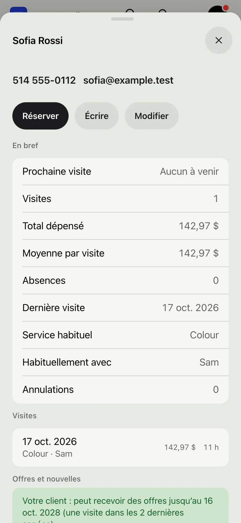 Une cliente sur un téléphone : ses visites, ce qu’elle a dépensé, ses notes et ses réponses à vos questions.