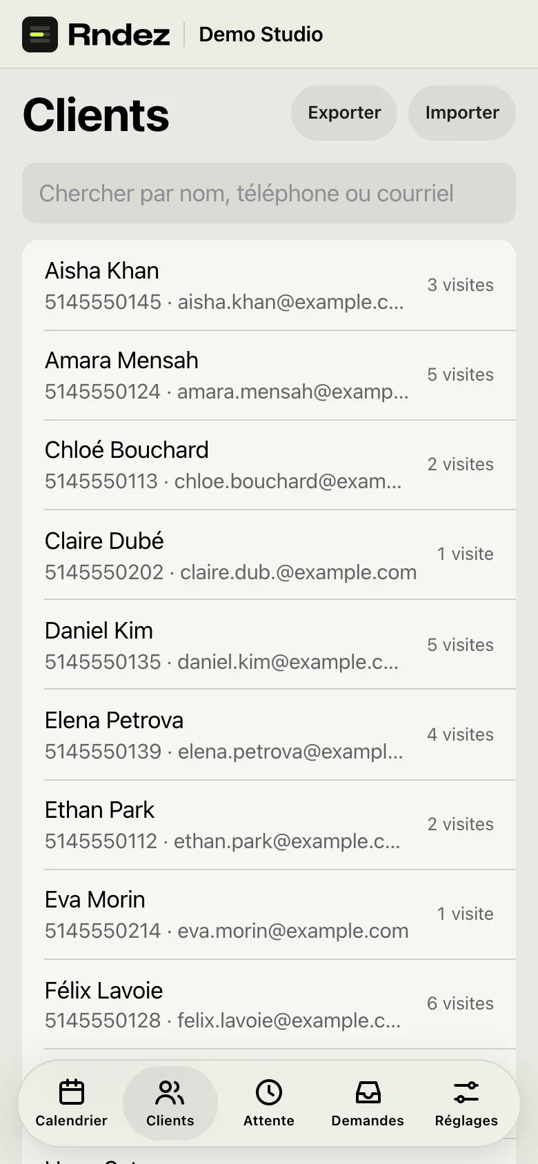 La liste des clients sur un téléphone, avec le nombre de visites et les boutons Importer et Exporter.
