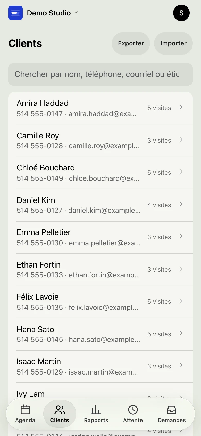 La liste des clients sur un téléphone, avec le nombre de visites et les boutons Importer et Exporter.