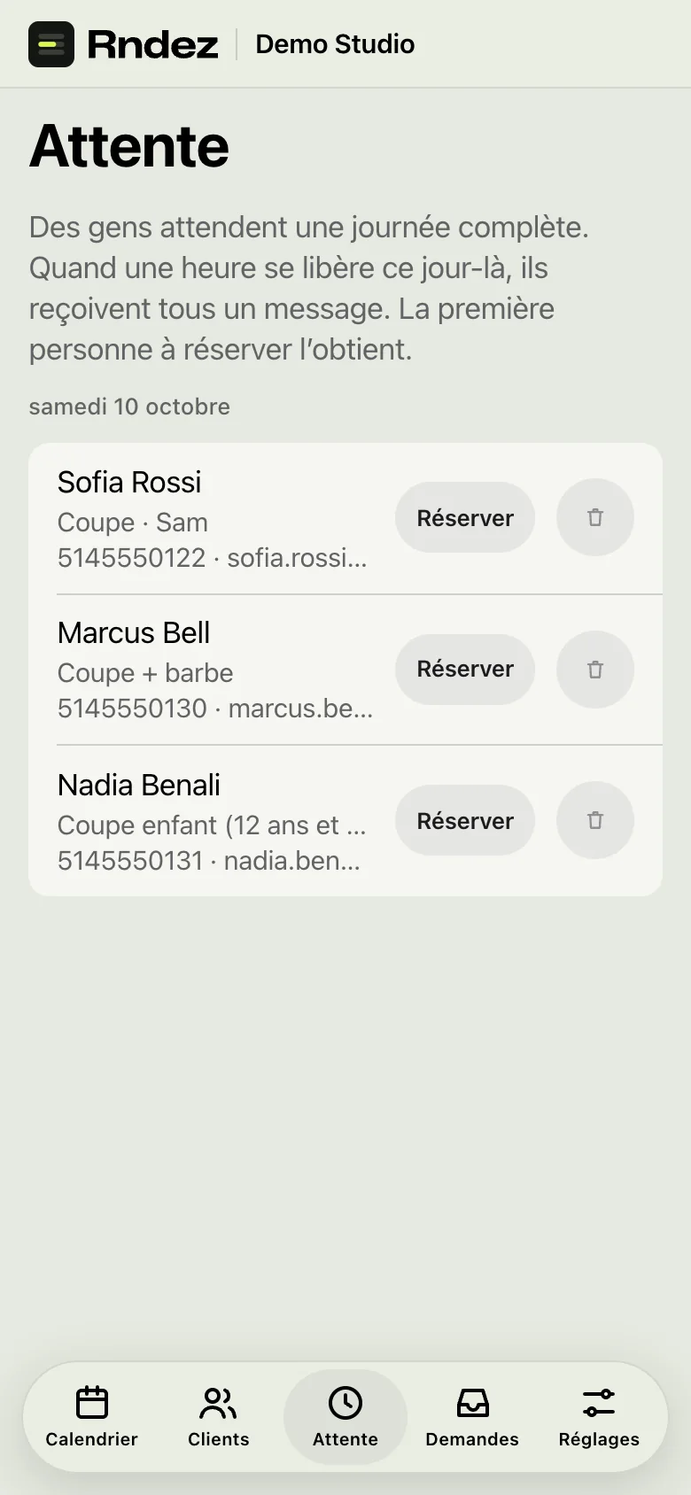 L’onglet Attente sur un téléphone : trois personnes attendent un samedi complet.